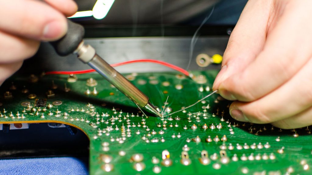 ¿Cómo conectar pistas grandes a pads en PCB?